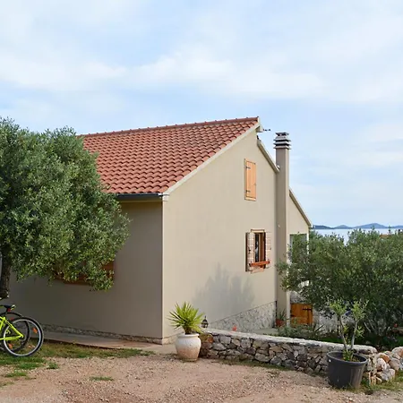 Holiday home Robinson House Bosiljka *